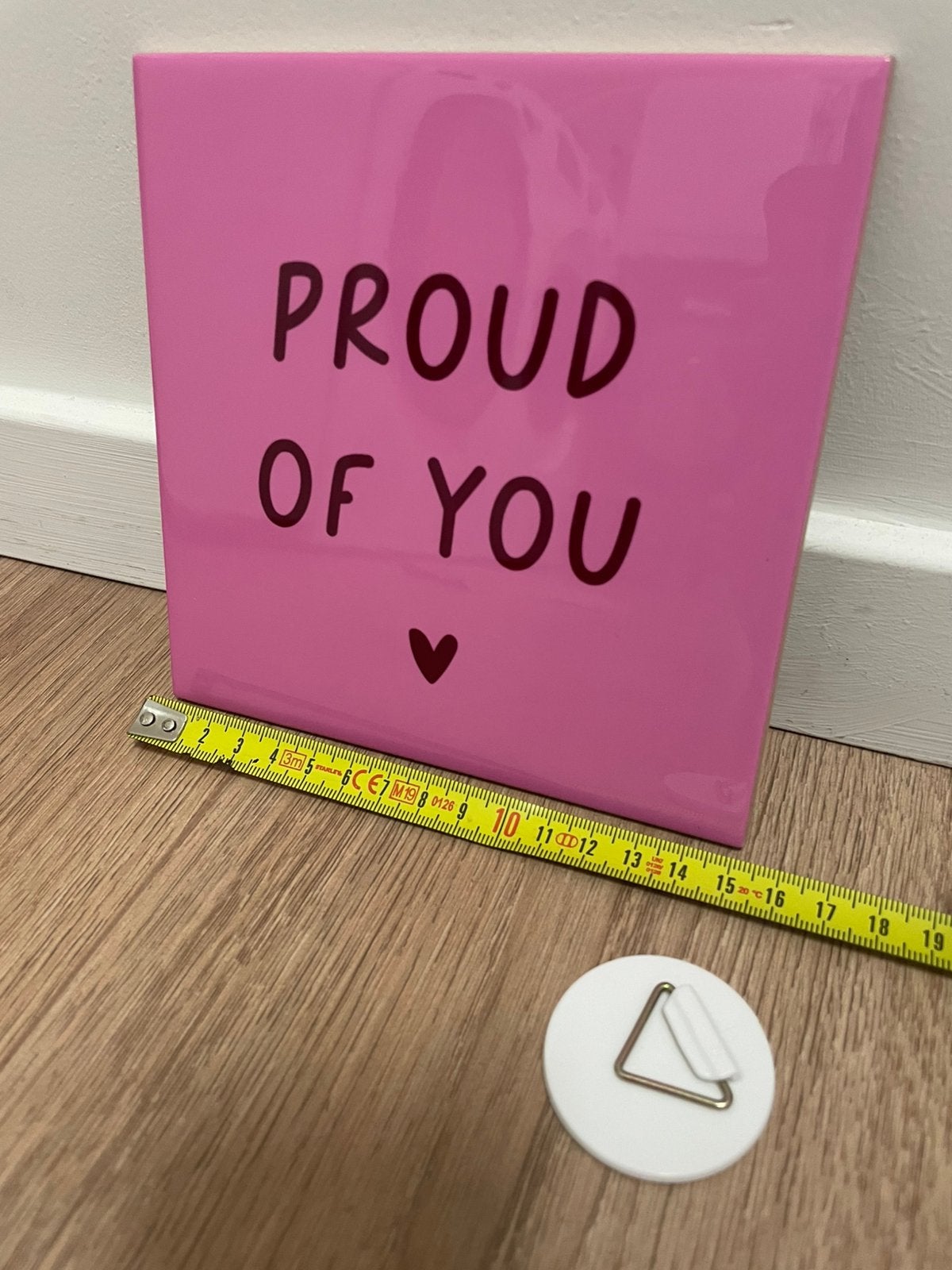 Roze vierkant tegeltje met tekst ‘proud of you’, Ophalen, Zo goed als nieuw