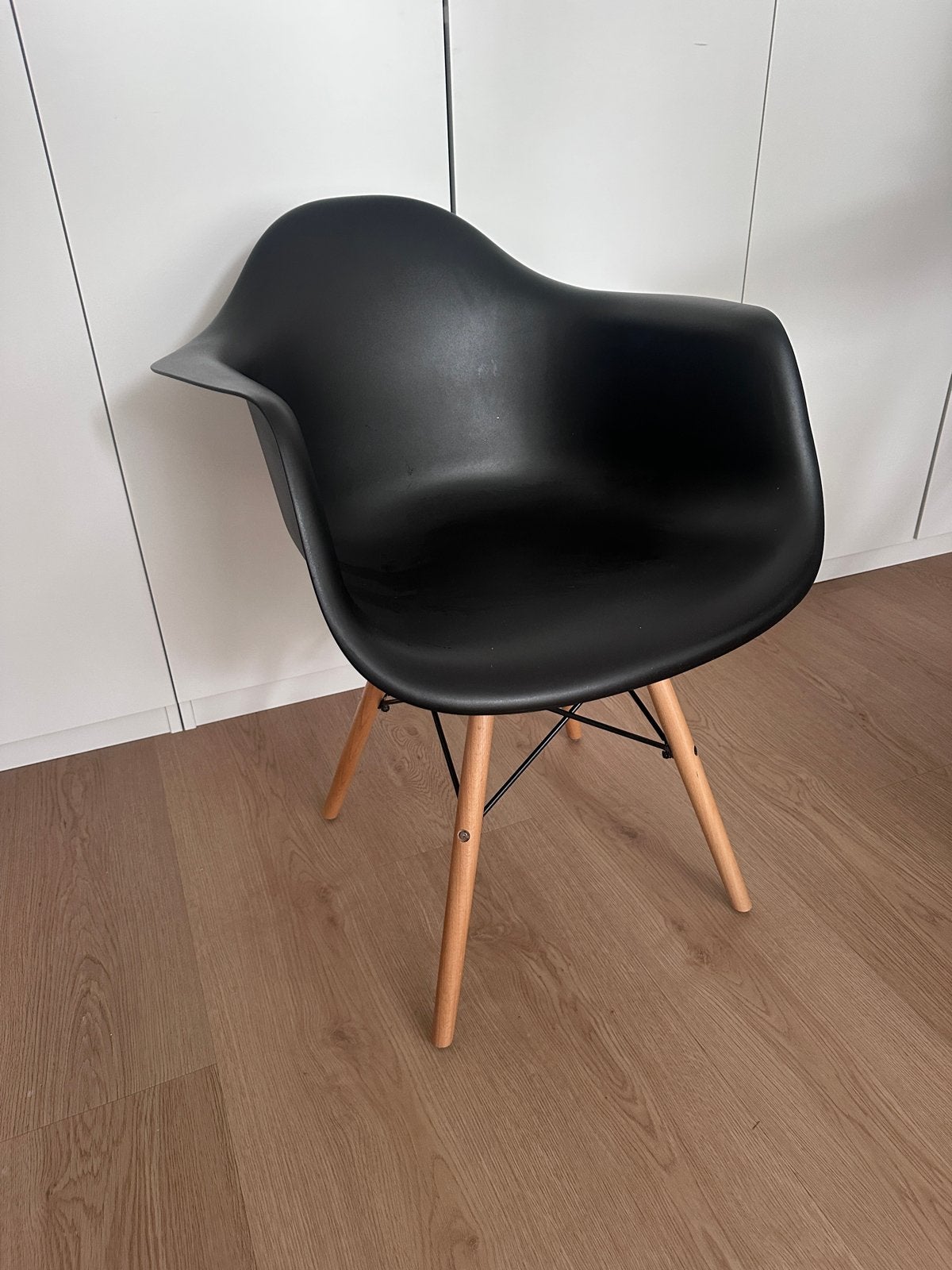 Scandinavische stoel met armleuning, zwart, naturel hout, Ophalen, Zwart, Zo goed als nieuw, Eén