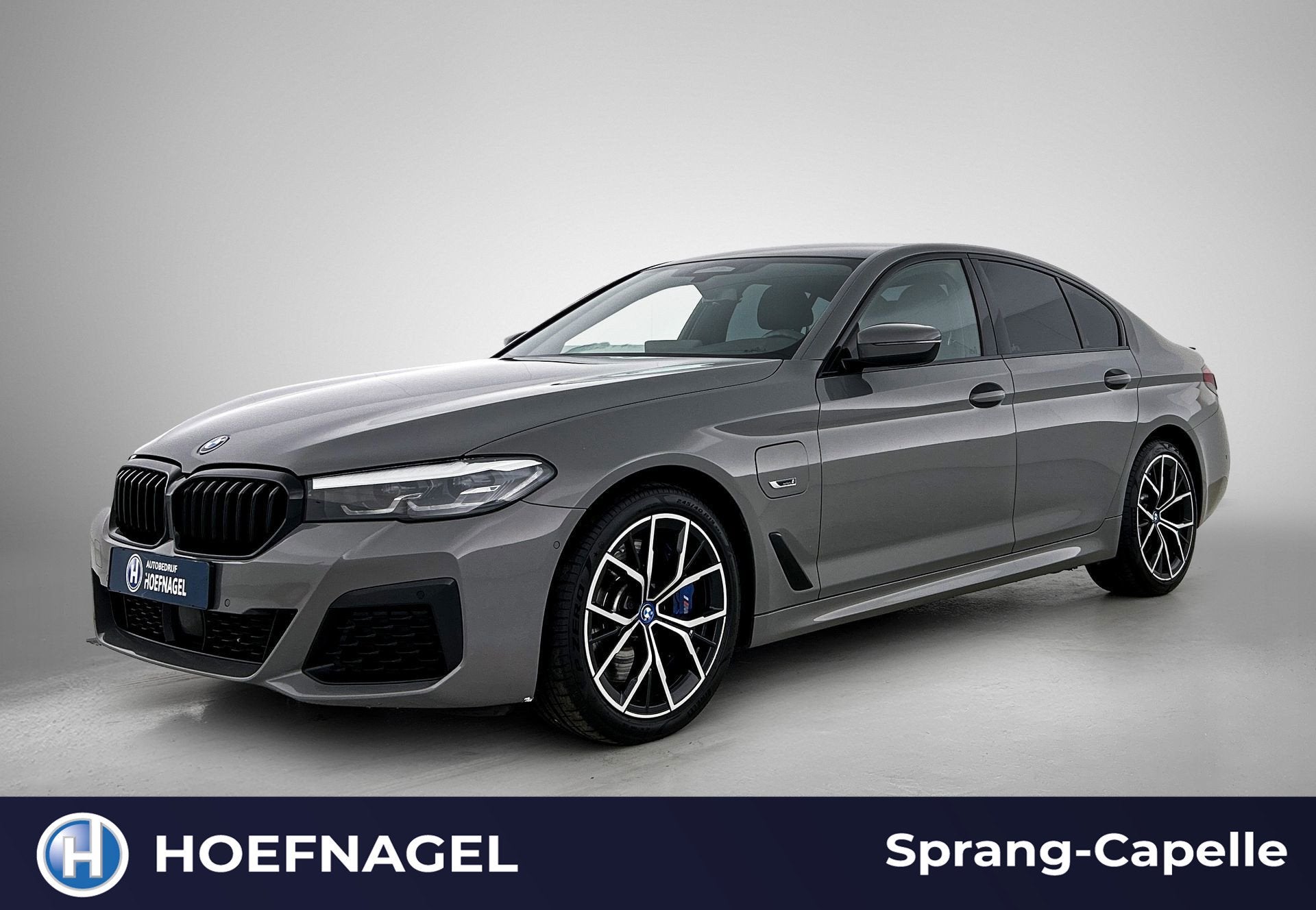 BMW 5-serie 545e xDrive M Sport | Camera | Adaptive Cruise |, Auto's, 2000 kg, Alcantara, Bedrijf, Vierwielaandrijving