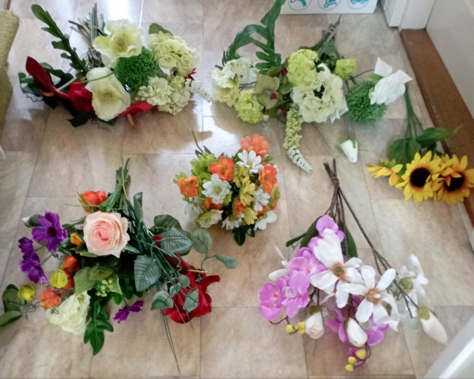 Diverse kunst boeketjes a 9,95
op foto 1 en 2

Foto 3 en 4 a, Huis en Inrichting, Woonaccessoires | Kunstplanten en Kunstbloemen