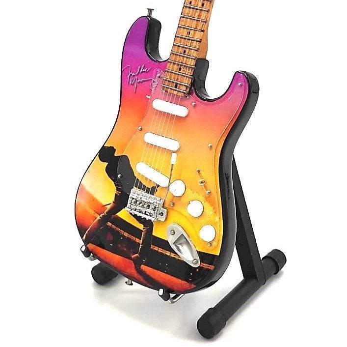 Freddie Mercury Bohemian Rhapsody mini gitaar 25 cm deco, Info@deconoord.nl, Deco Noord, Nieuw, Ophalen of Verzenden