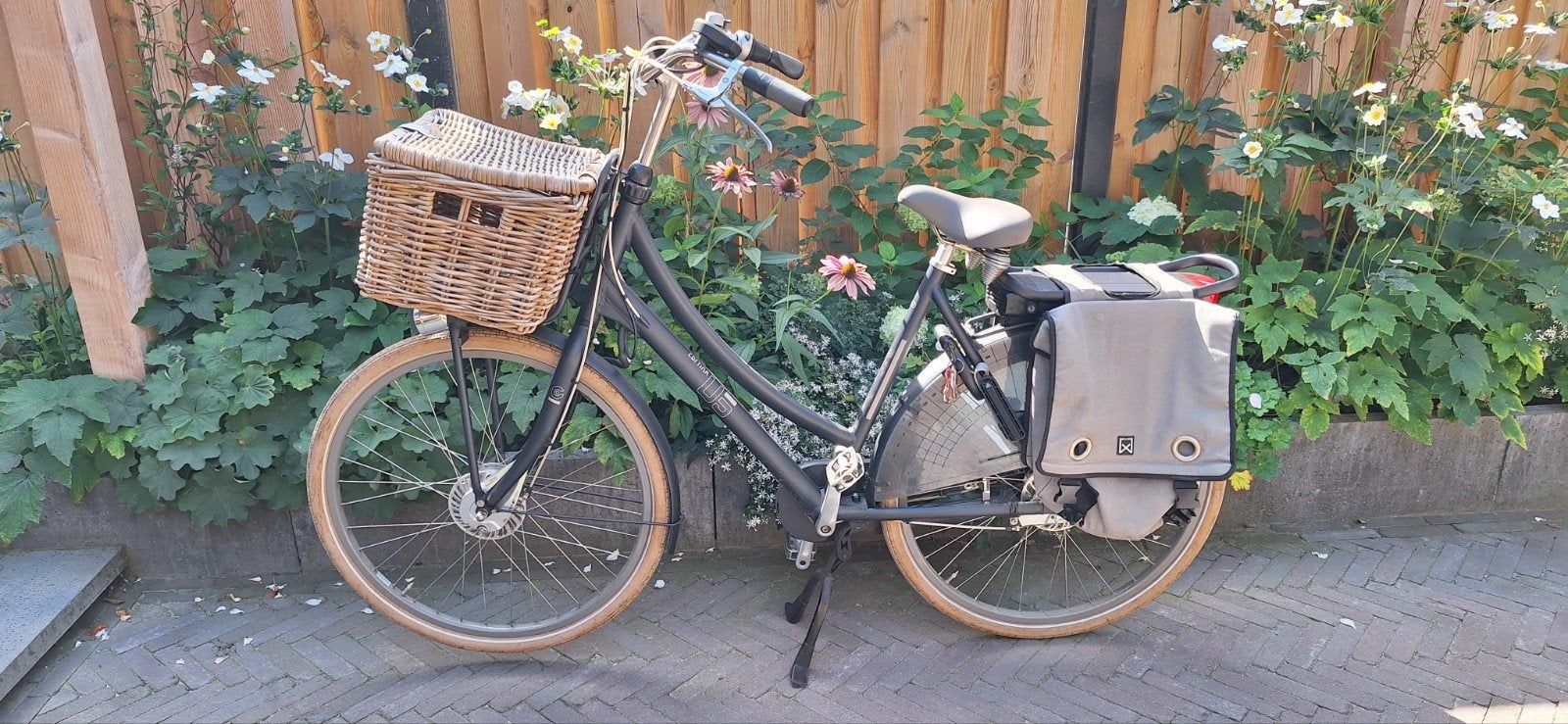 Cortina U5 elektrische fiets met mand en fietstassen, Fietsen en Brommers, Elektrische fietsen, Ophalen, Gebruikt