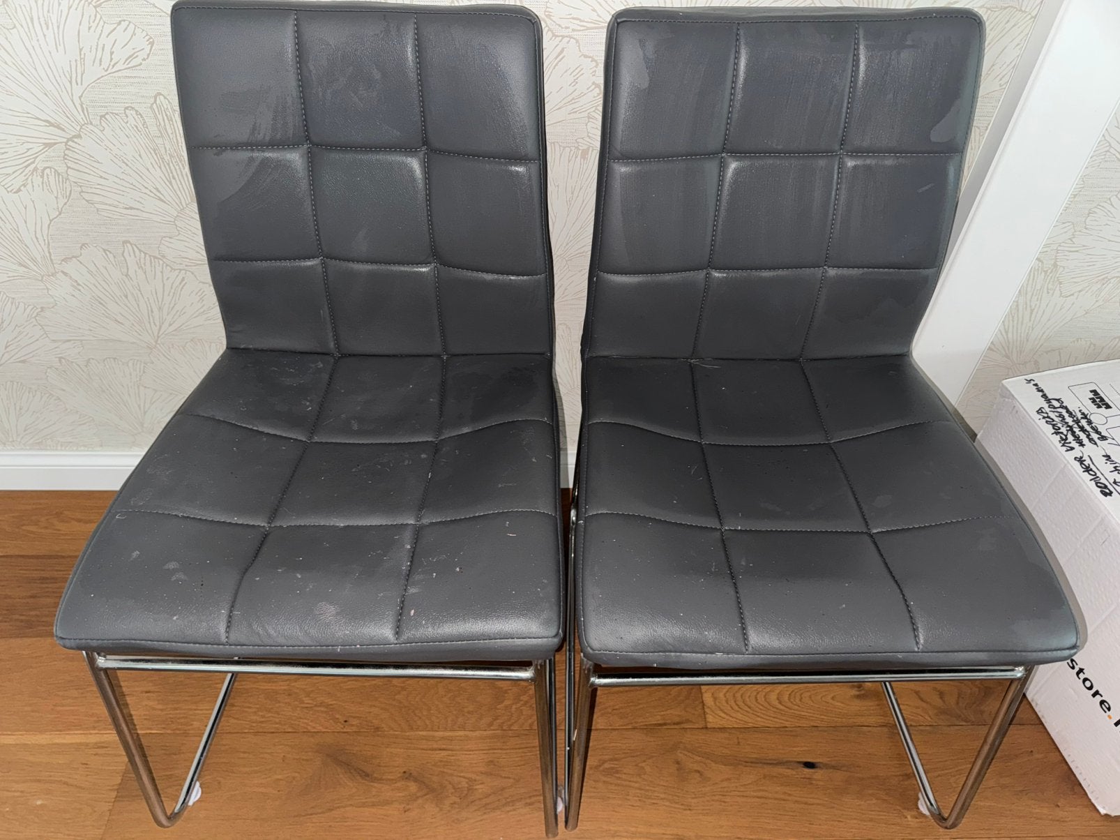2 Grijze Stoelen met Chromen Frame, Ophalen, Gebruikt, Twee, Metaal