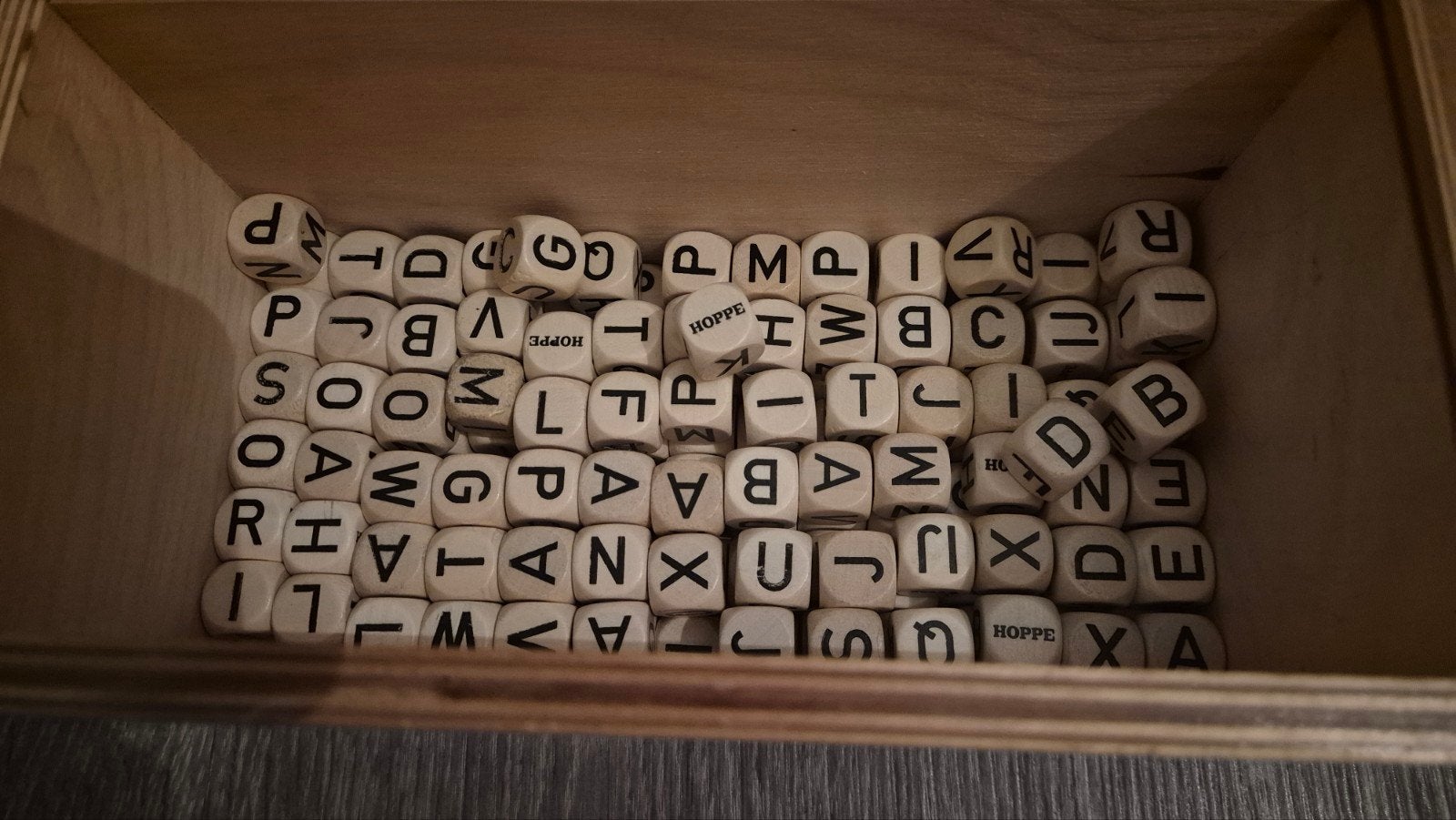 Houten doos met dobbelsteen letters, Ophalen of Verzenden, Zo goed als nieuw, Taal en Lezen