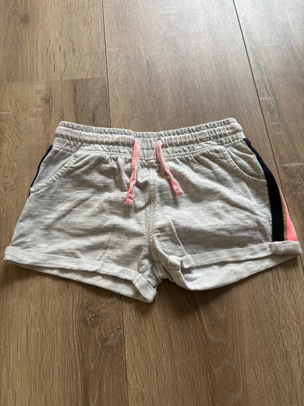 grijs broekje maat 122/128, Kinderen en Baby's, Kinderkleding | Maat 122, Zo goed als nieuw, Meisje, Broek, Ophalen of Verzenden