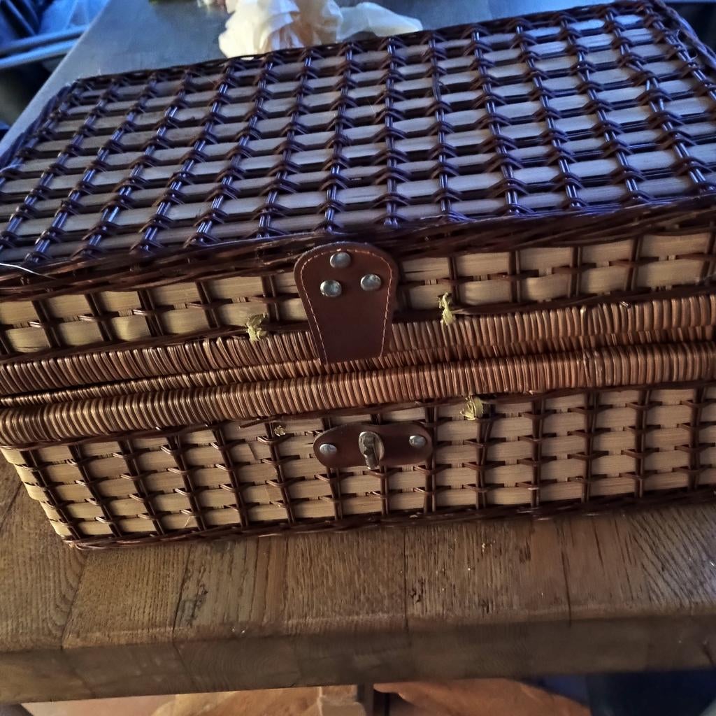 Picknick mand. Met 4  bekers en bestek en 3 borden ., Ophalen
