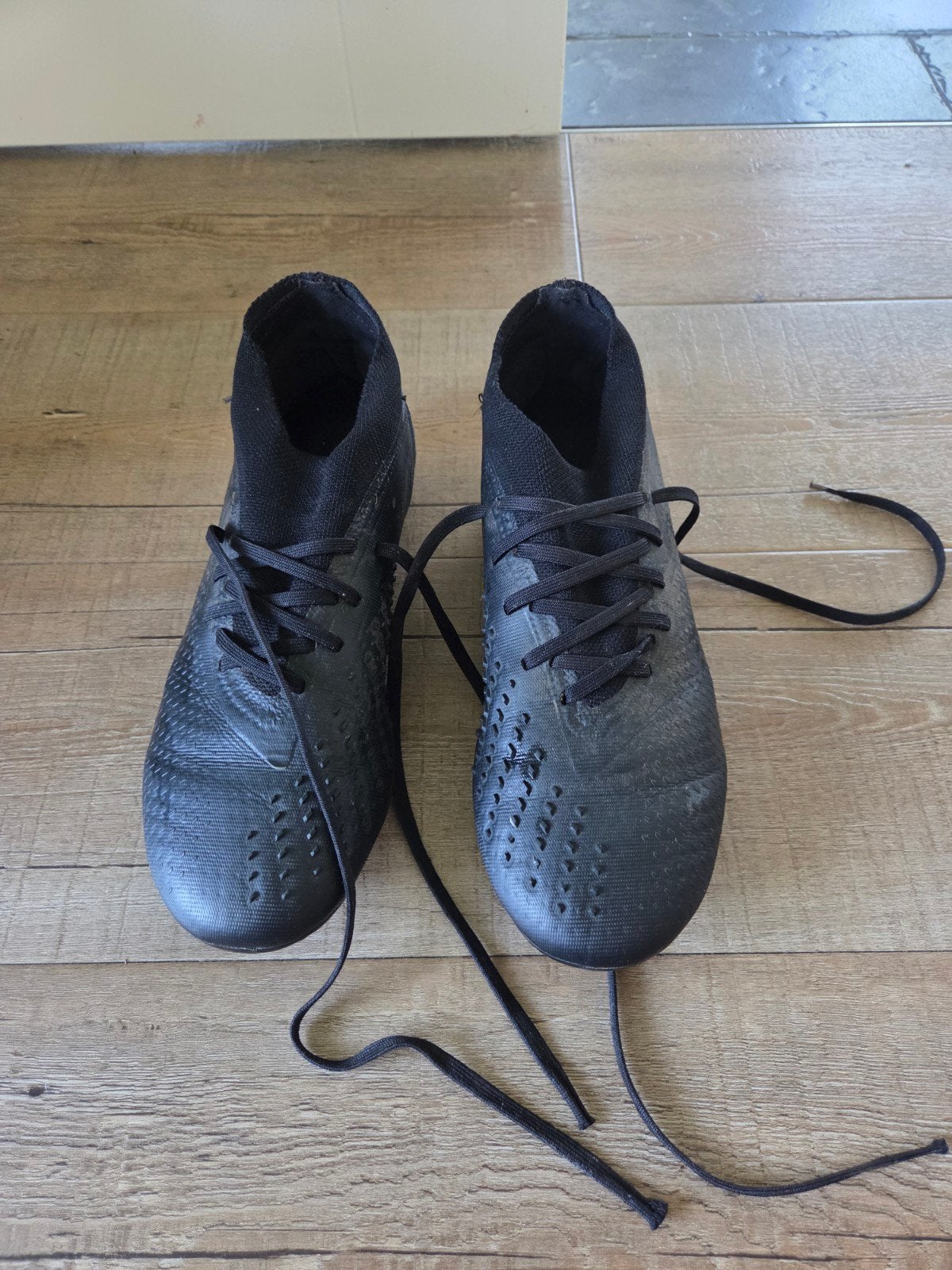 Voetbalschoenen maat 40 2/3, zwart, goede noppen, Adidas, Maat XS of kleiner, Overige typen, Ophalen of Verzenden, Zo goed als nieuw