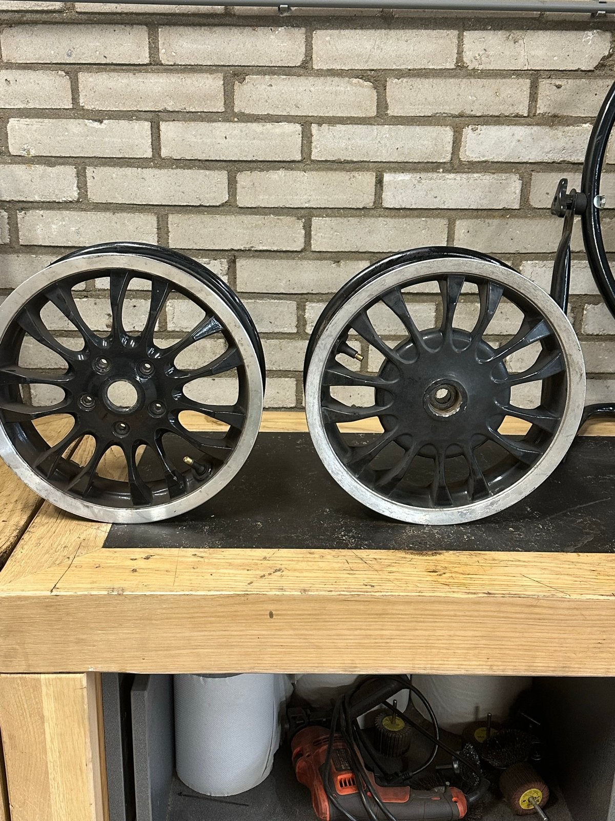 Set van 2 gebruikte velgen, zwart met zilveren rand, Auto-onderdelen, Banden en Velgen, Ophalen of Verzenden, Gebruikt, All Season