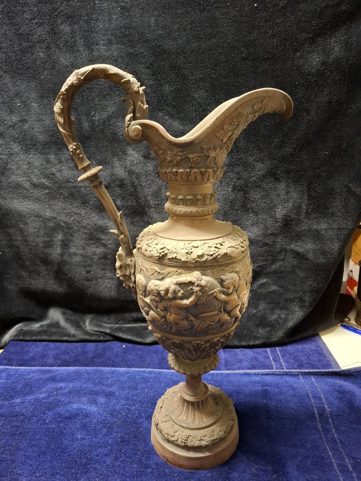 Antieke Bronzen Kan met Reliëf, Antiek en Kunst, Ophalen of Verzenden, Brons
