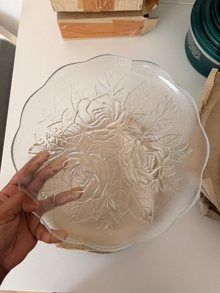 Elegant Frosted Glass Plate & Bowl Set with Rose Design, Ophalen, Zo goed als nieuw, Overige merken, Glas