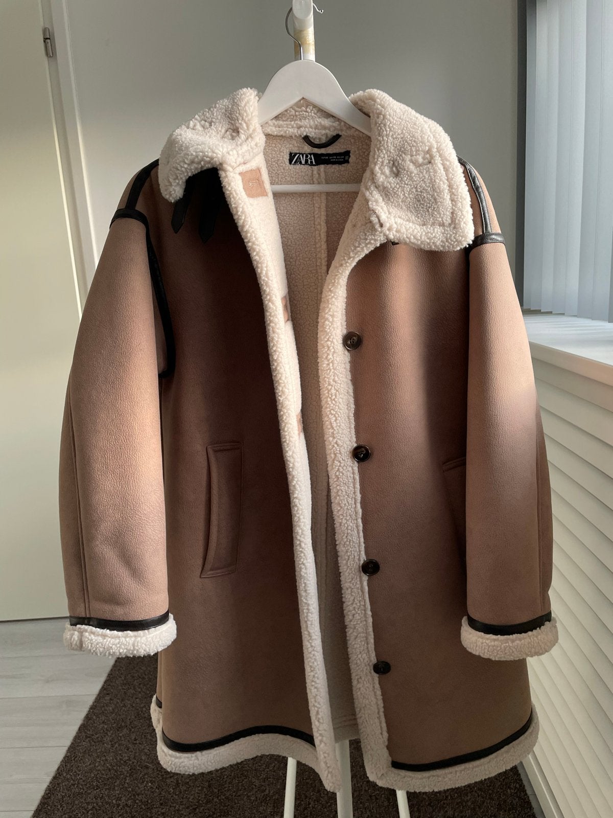 Zara jas met teddy voering - Zo goed als nieuw, Kleding | Dames, Ophalen, Zo goed als nieuw, Maat 34 (XS) of kleiner, Beige