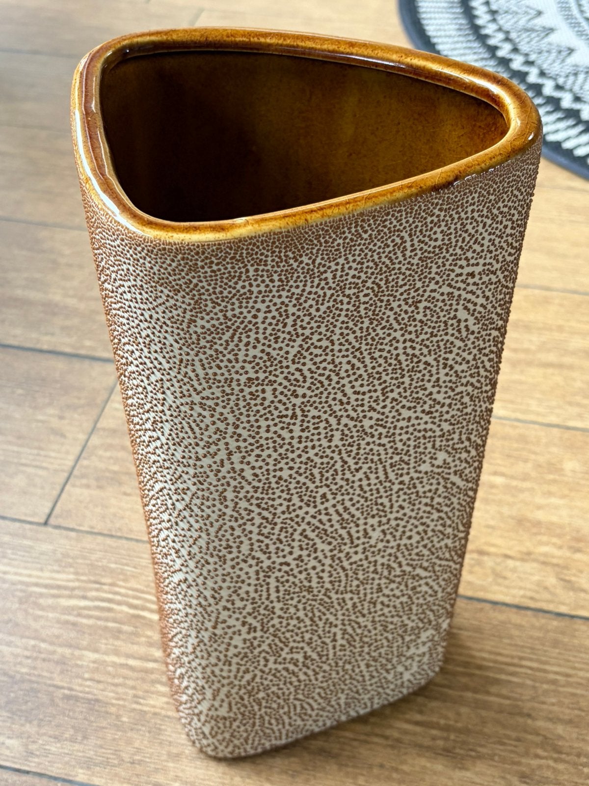 NIEUW: vaas merk By-boo, model Dotangle Large Mustard, Overige kleuren, Handgemaakt, Nieuw, Ophalen of Verzenden
