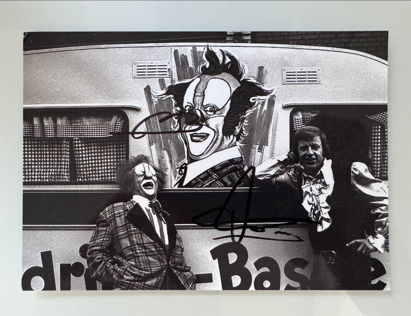 Gesigneerde foto Bas en Aad van Toor (Bassie & Adriaan), Verzenden, 1980 tot heden, Foto, Zo goed als nieuw