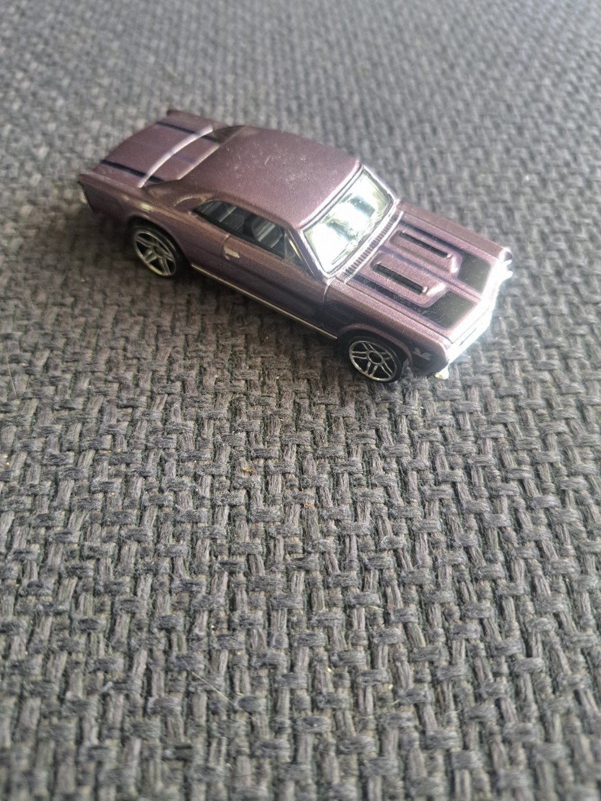 hotwheels model chevy chevelle paars 1:64, Gebruikt, Auto, Ophalen of Verzenden, Indonesia
