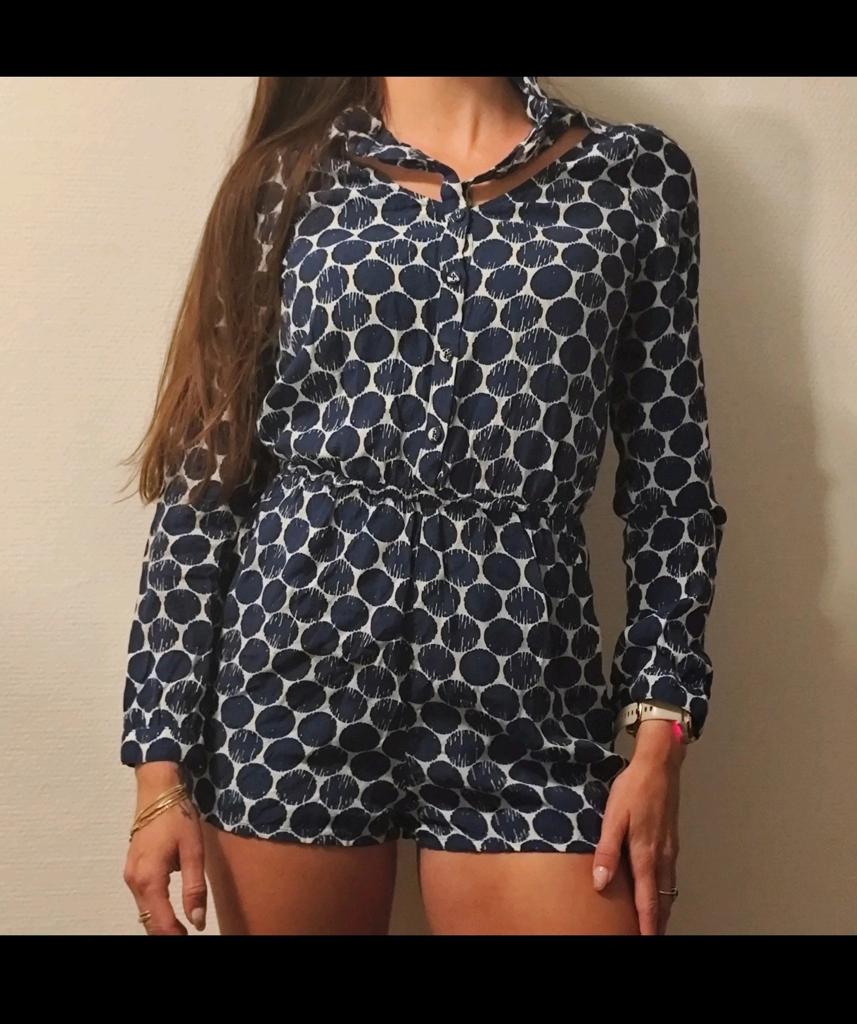 Zomerse jumpsuit met stippen, lange mouwen en knoopjes, Kleding | Dames, Jumpsuits, Ophalen of Verzenden, Zo goed als nieuw, Maat 34 (XS) of kleiner