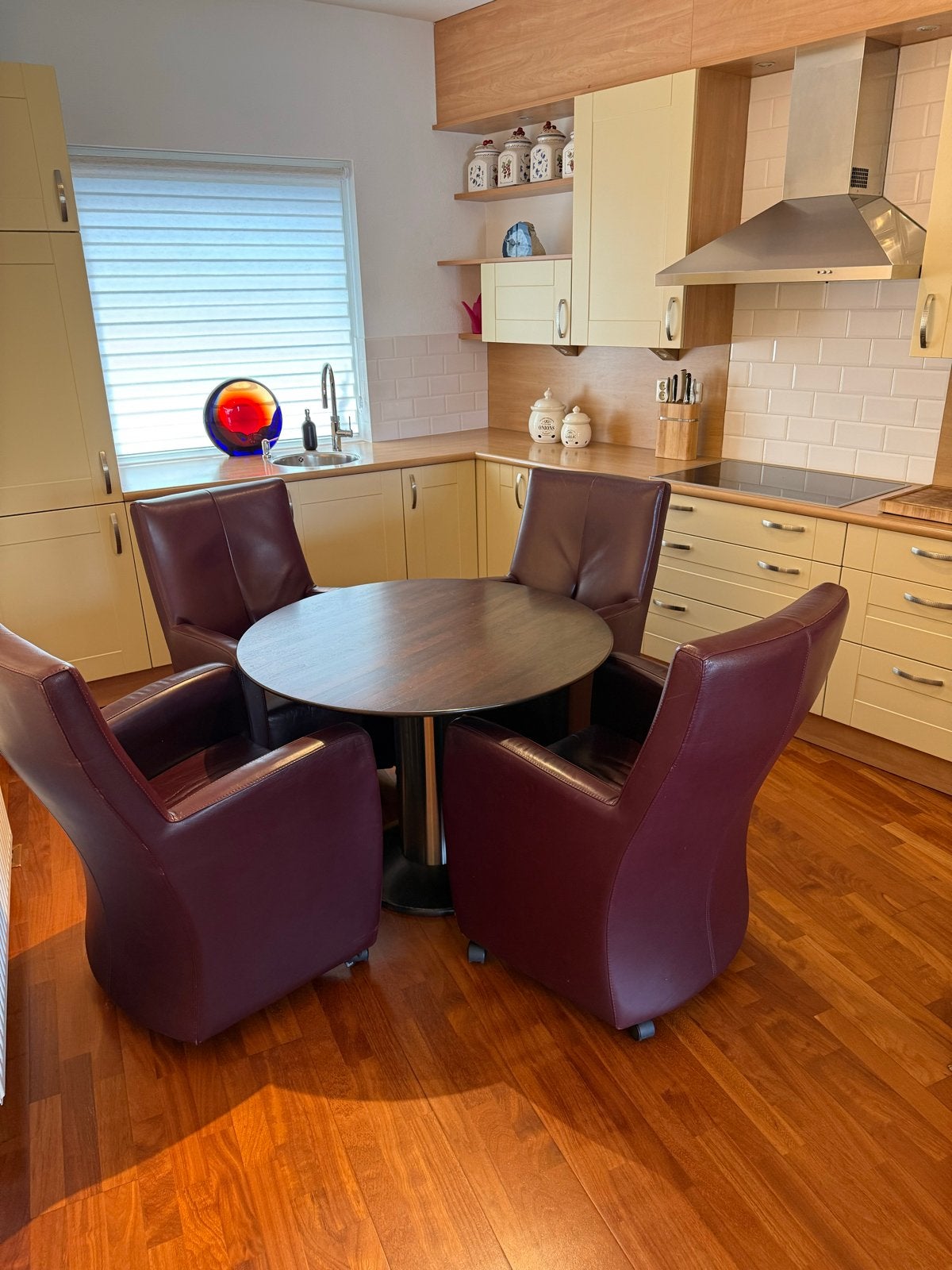 Speravi Oscar tafel (rond) met 4 Leolux Lirio fauteuils, Ophalen, Gebruikt, 100 tot 150 cm, Rond