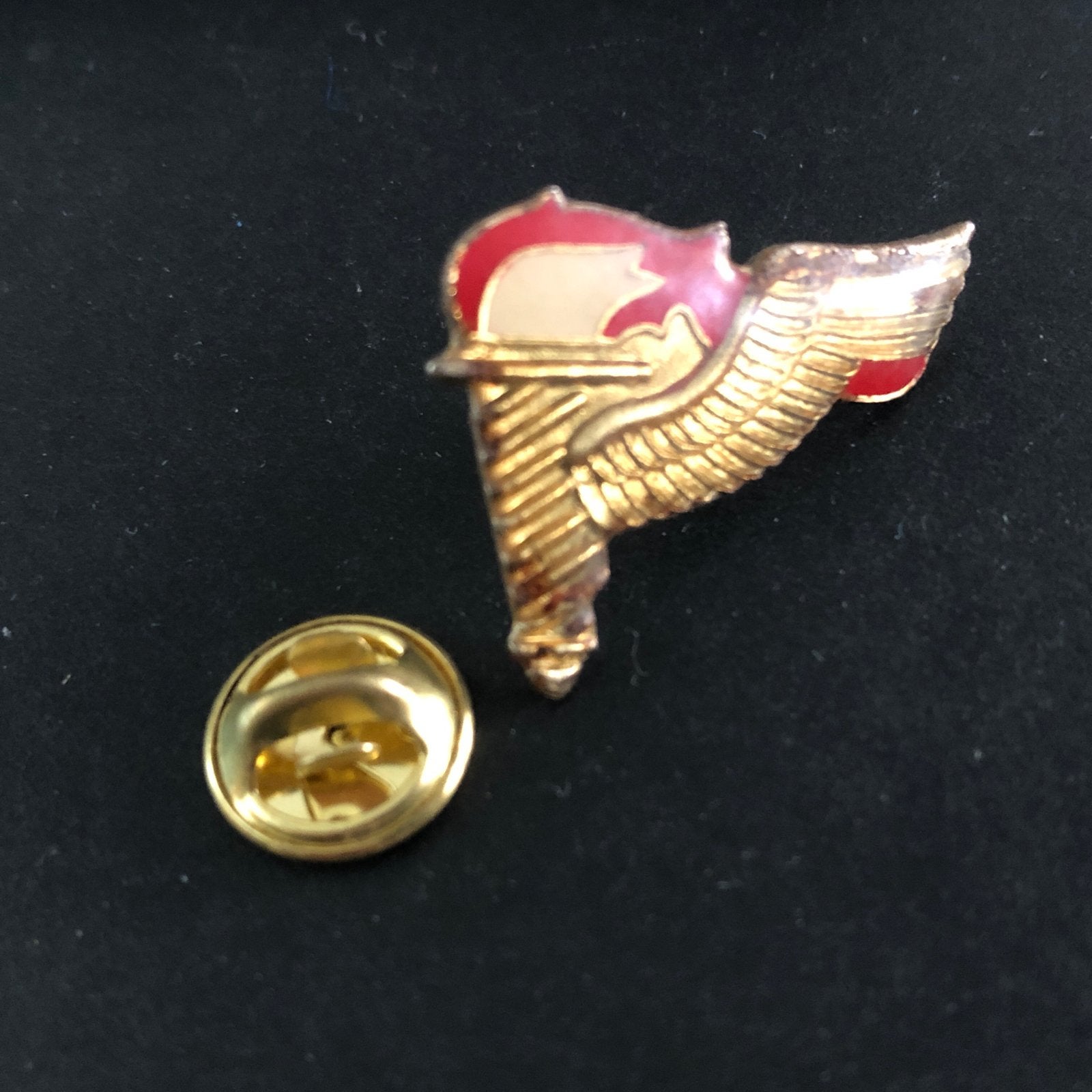 Vintage Gevleugelde fakkel pin / speldje, Verzamelen, Ophalen of Verzenden, Gebruikt, Overige onderwerpen, Speldje of Pin