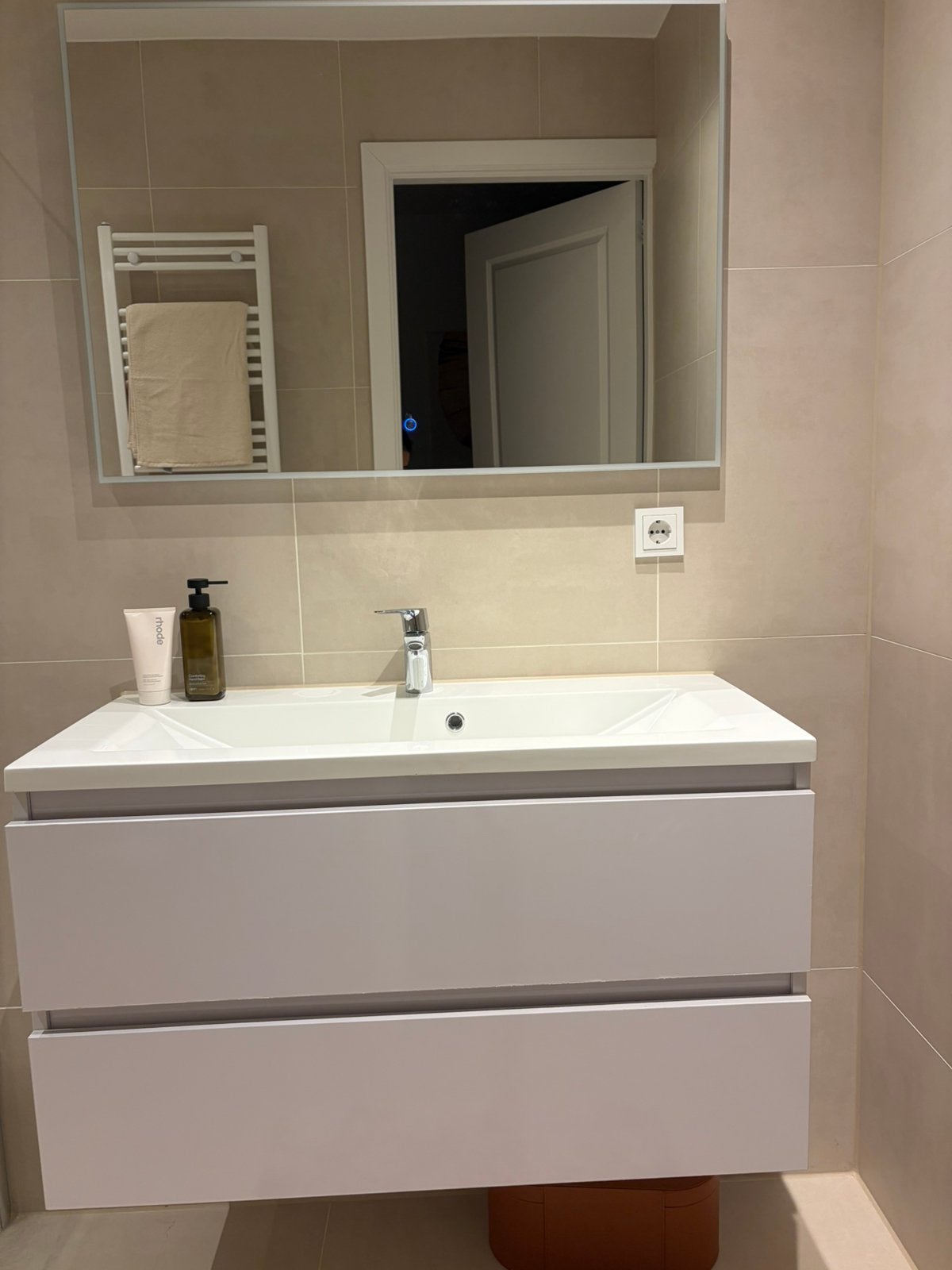 Wastafel met onderkast,  grohe kraan en spiegel, Huis en Inrichting, Badkamer | Badkamermeubels, Zo goed als nieuw, Minder dan 100 cm