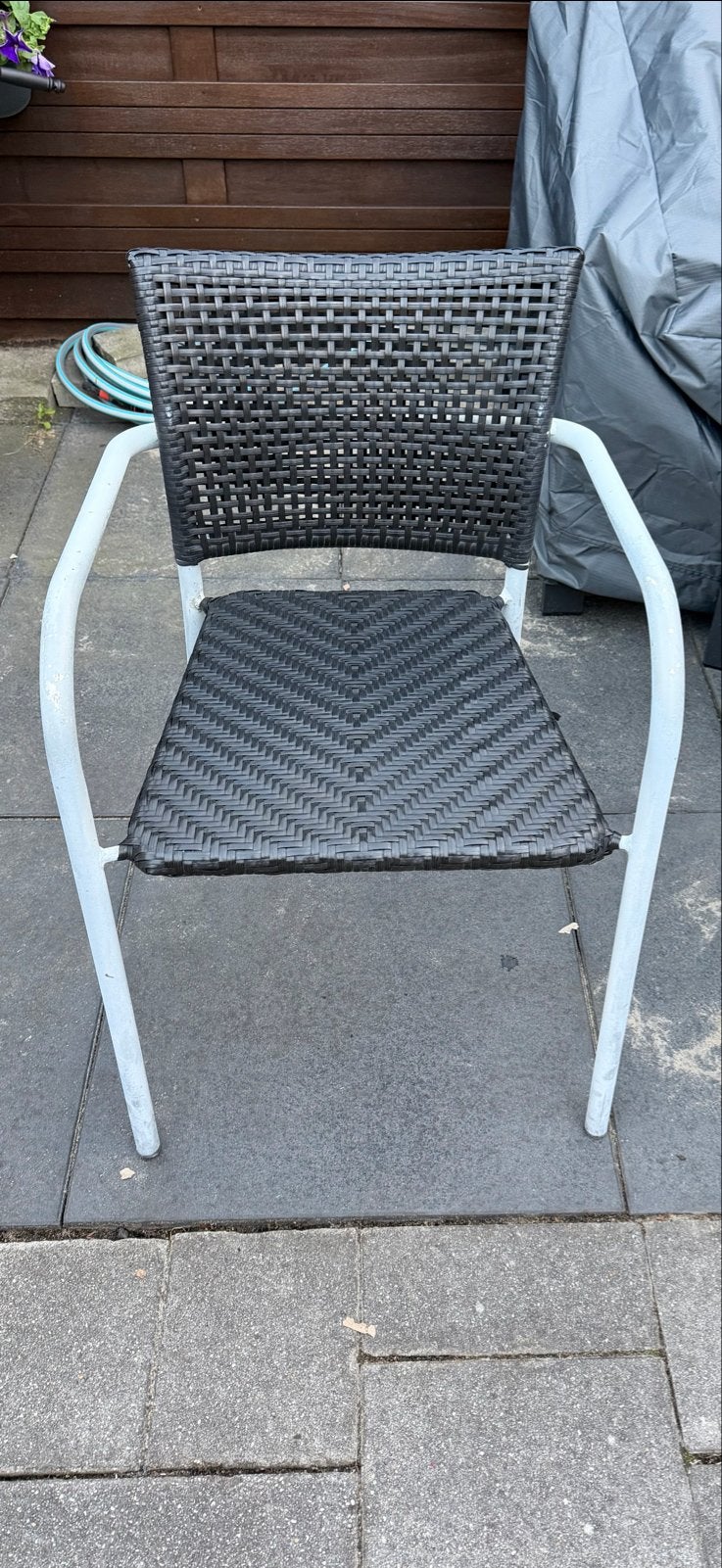 8 Stapelbare tuinstoelen - Zwart wicker met wit frame, Ophalen, Gebruikt, Wicker, Stapelbaar