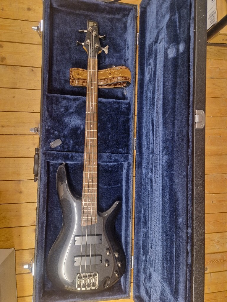 Ibanez SR300 basgitaar + Fender Rumble 30 versterker, Ophalen, Zo goed als nieuw, Basgitaar, Minder dan 50 watt