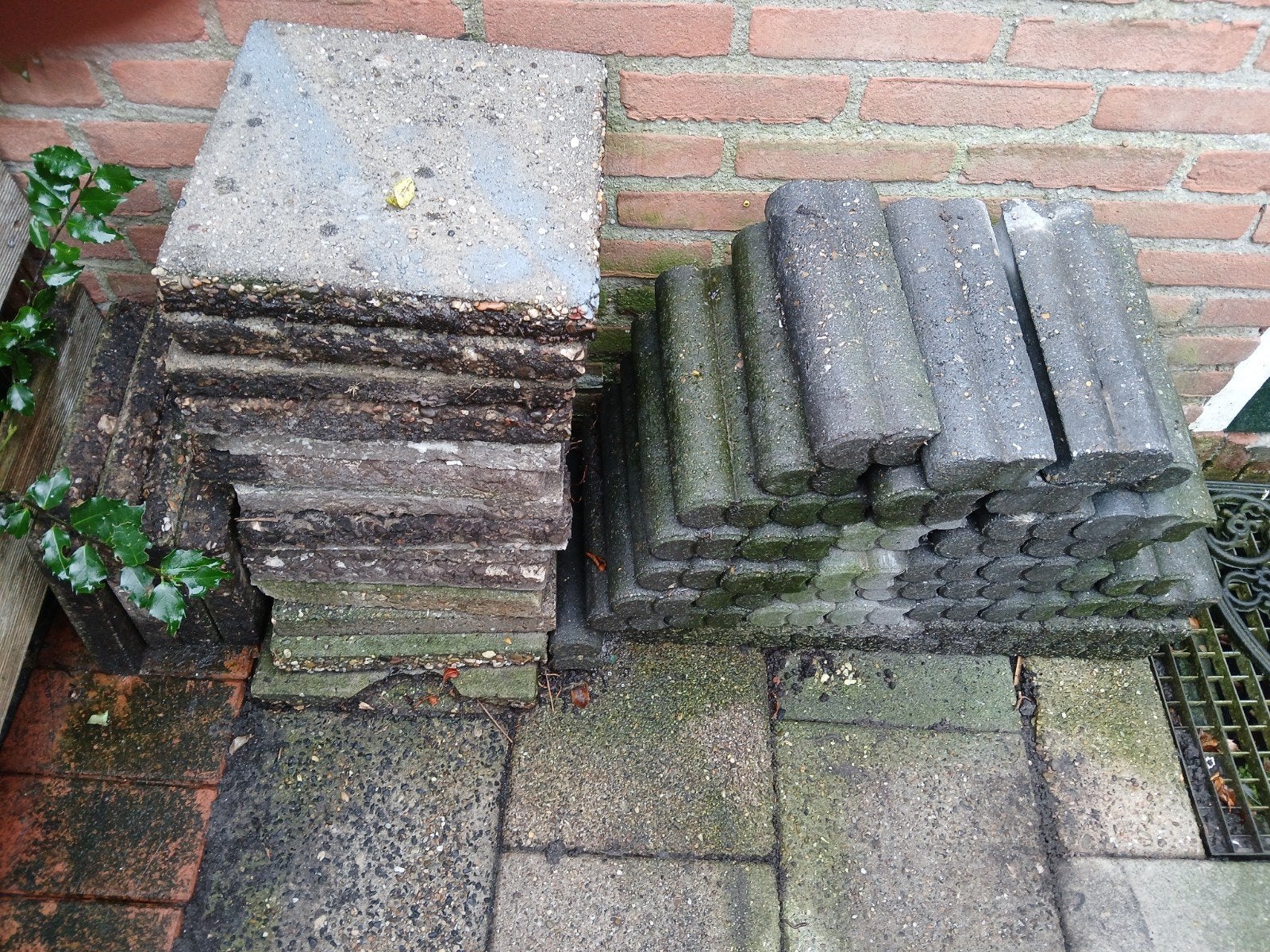 gratis 17 stoeptegels,betontegels 30x30x4cm+ pallisades, Ophalen, Gebruikt, Beton, Terrastegels