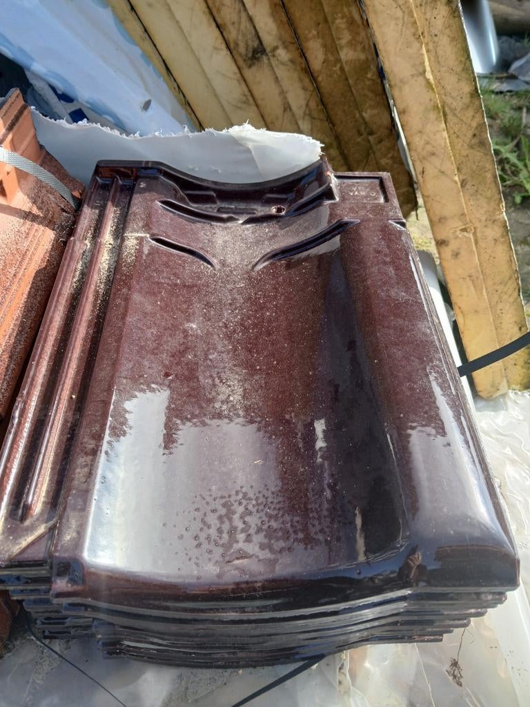 Stapel nieuwe dakpannen rood bruin, Ophalen