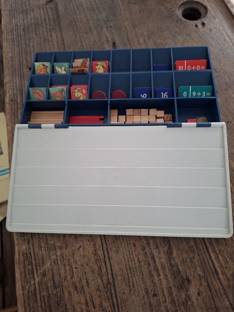 Vintage rekenkistje / leerkistje met diverse materialen, Ophalen of Verzenden