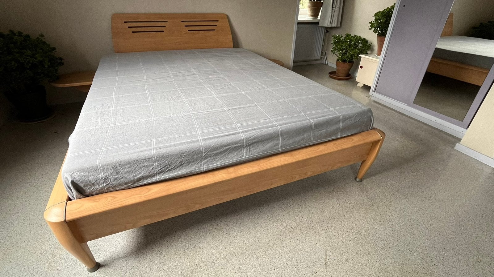 Bed 160x210 cm met 5-deurs kast (spiegel), Huis en Inrichting, Slaapkamer | Bedden, Ophalen, Gebruikt, Bruin, 210 cm