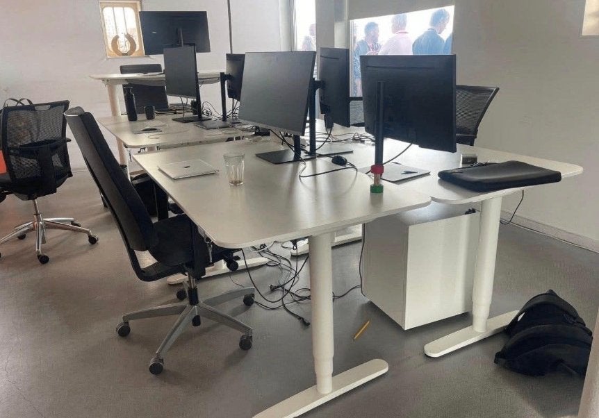 IKEA BEKANT elektrisch zit-sta bureau wit meerdere, Huis en Inrichting, Bureaus, Ophalen, Zit-sta bureau, Elektrisch, Hout