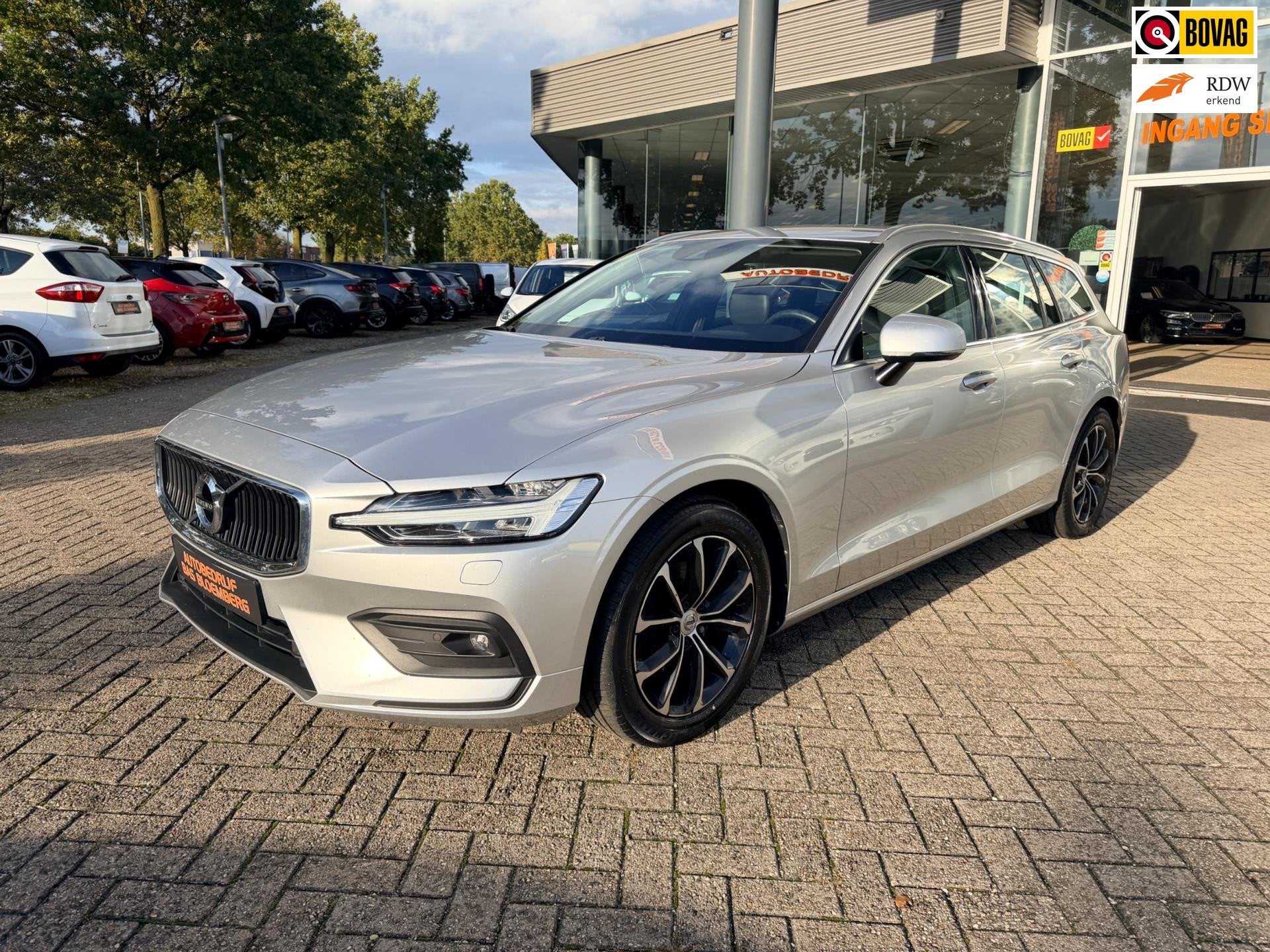Volvo V60 2.0 B4 Momentum Business Automaat, navi, DAB, etc, 15 km/l, Zwart, 4 cilinders, 1969 cc