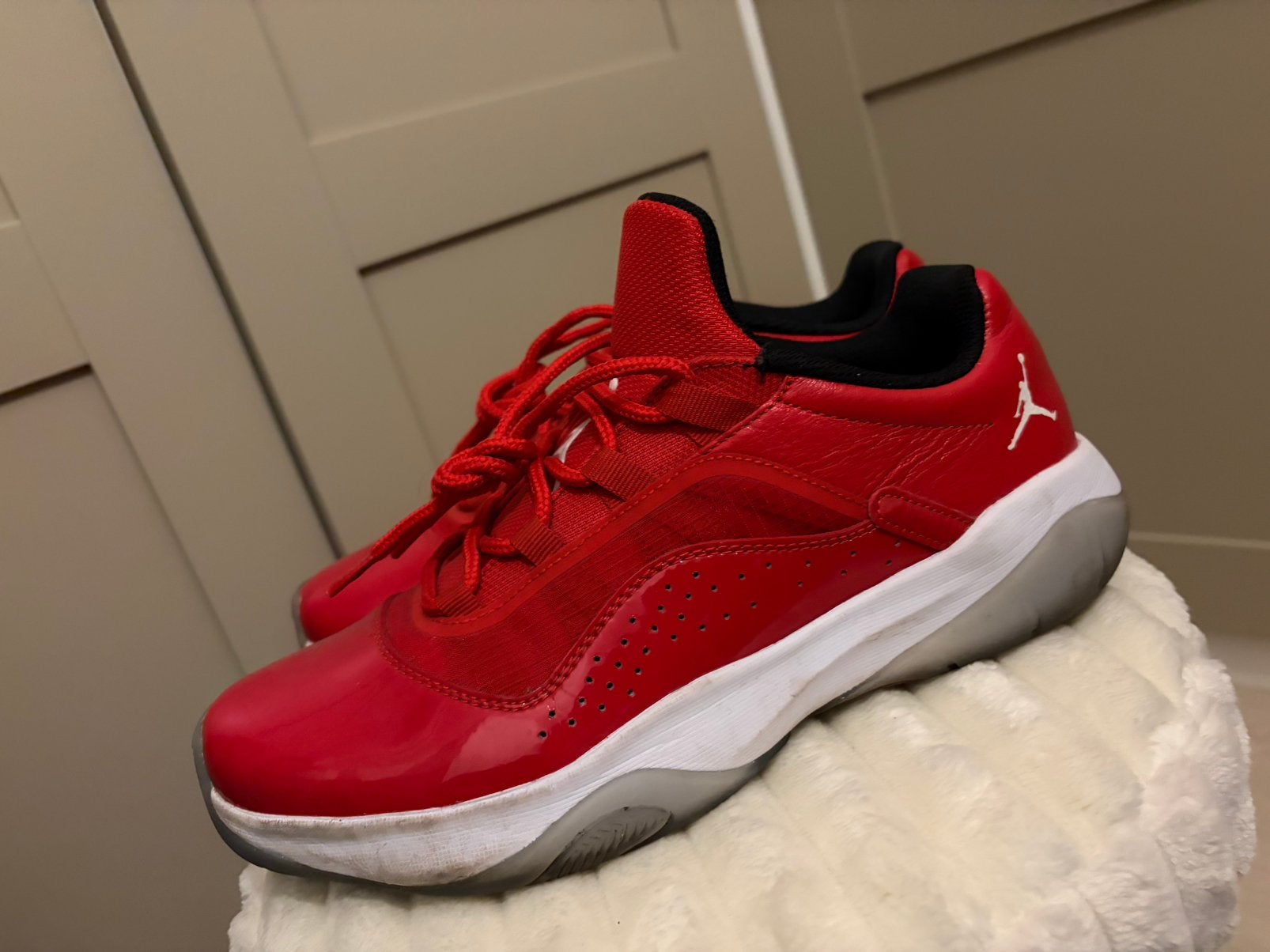 Air Jordan 11 CMFT Low "University Red", Ophalen, Overige kleuren, Sneakers of Gympen, Gedragen