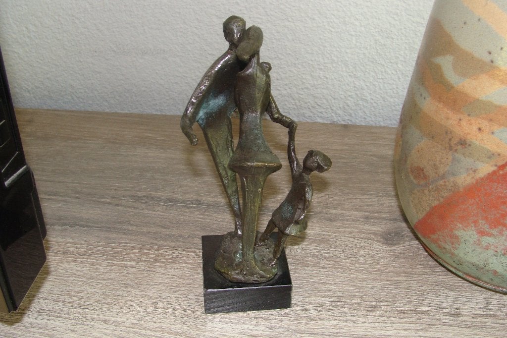 BEELD CORRIE VAN AMERLAAN VAN NIEKERK, Antiek en Kunst, Kunst | Beelden en Houtsnijwerken, Groep mensen, Minder dan 20 cm, Gemerkt