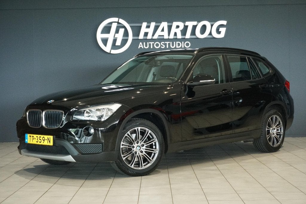 BMW X1 sDrive18i 150PK + AFN. TREKHAAK / STOELVERWARMING, Auto's, Euro 6, 4 cilinders, 150 pk, Zwart