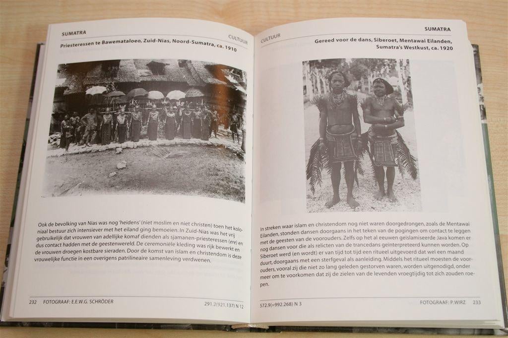 Het Indië Boek — Fotoboek Oost-Indië 1870-1942, Ophalen of Verzenden, Zo goed als nieuw