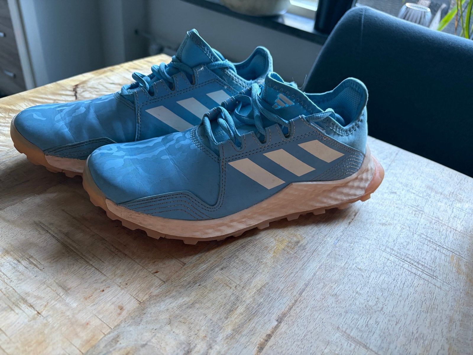 Adidas Youngstar hockeyschoenen - Lichtblauw, maat 38, Ophalen of Verzenden, Zo goed als nieuw, Maat 38/40 (M), Blauw