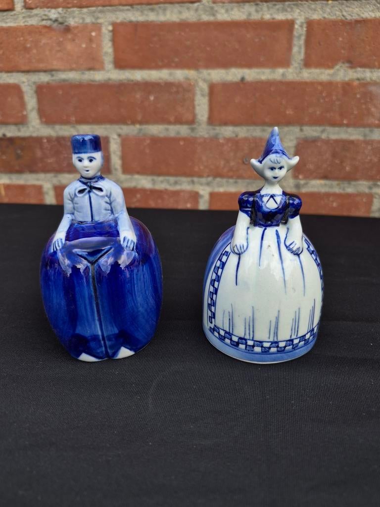 Delfts blauwe tafelbellen: man en vrouw in klederdracht, Antiek en Kunst, Ophalen of Verzenden