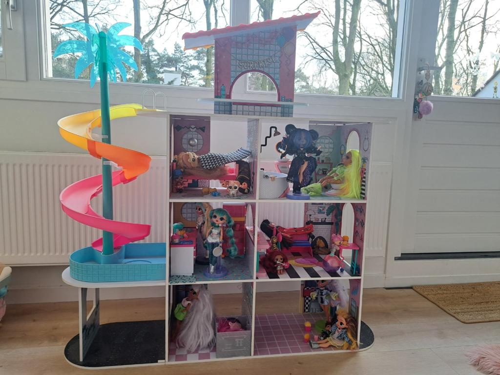 Groot L.O.L. Surprise! Poppenhuis met glijbaan en zwembad, Ophalen of Verzenden, Zo goed als nieuw, Poppenhuis