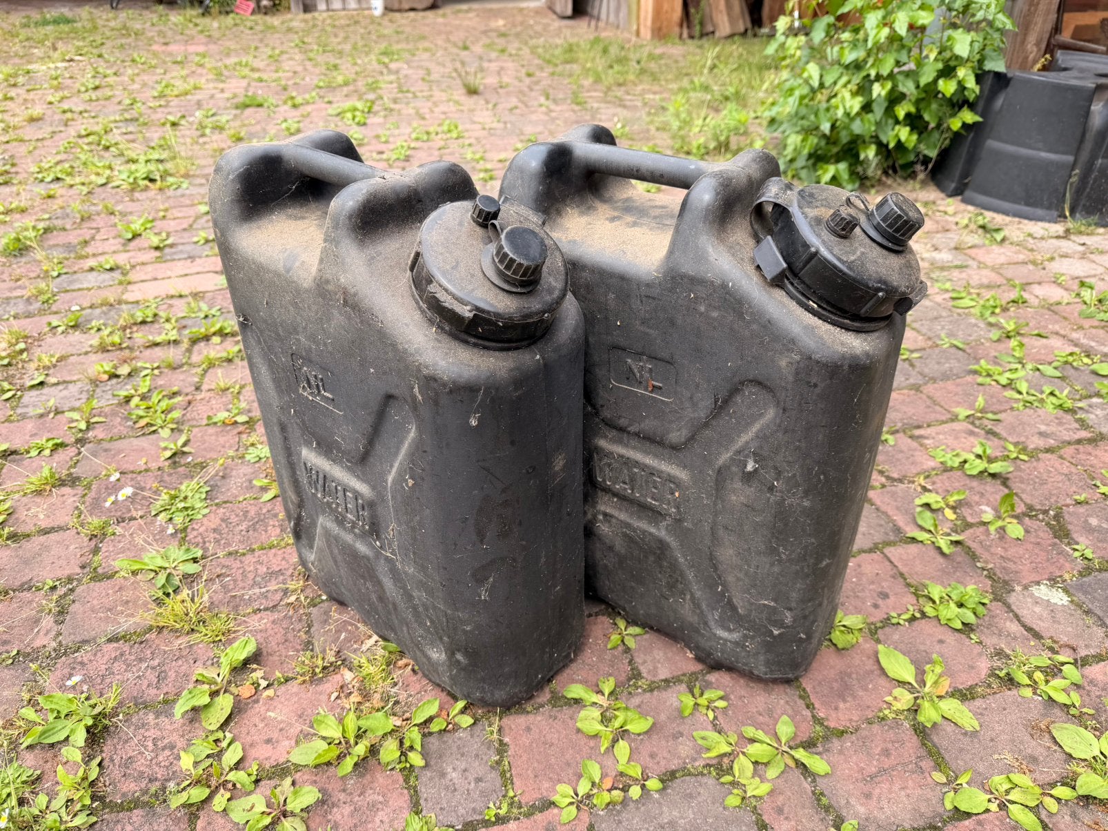 Twee zwarte 20L jerrycans diesel of benzine KL, Ophalen, Gebruikt