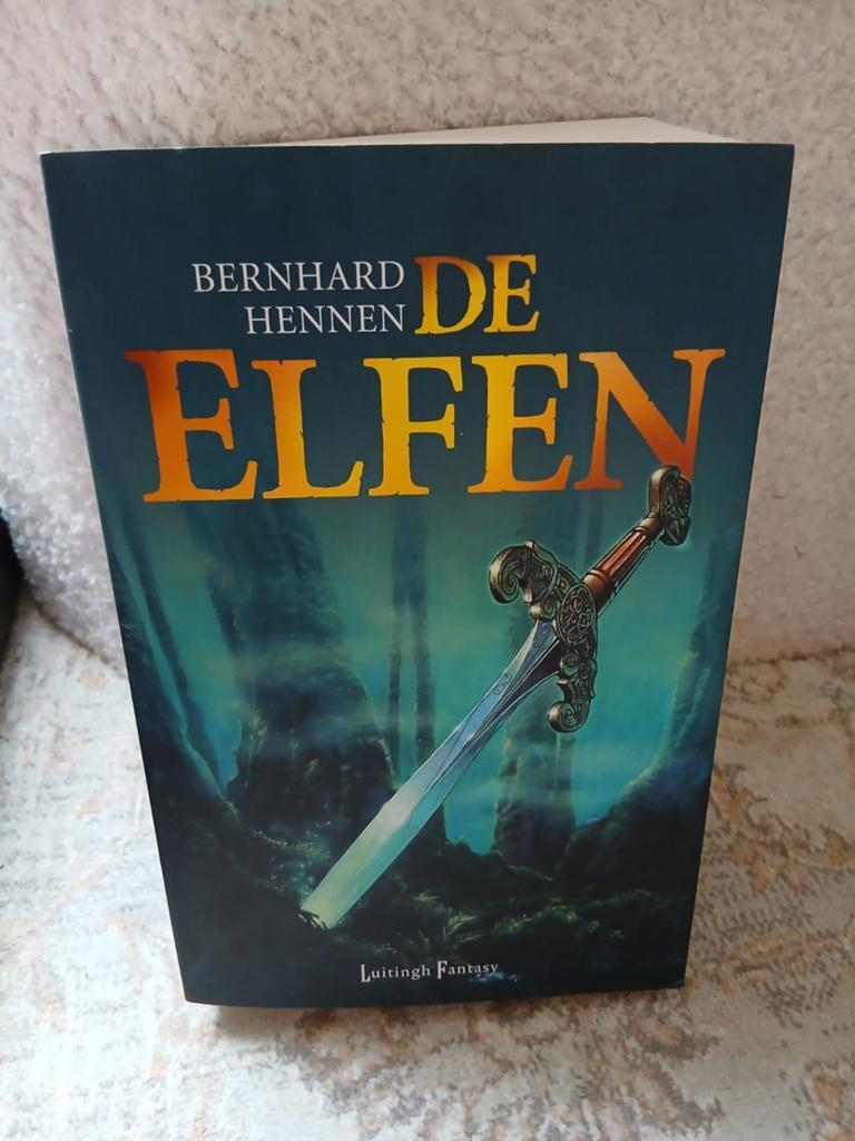De Elfen - Bernhard Hennen (Fantasy Boek), Ophalen of Verzenden, Zo goed als nieuw