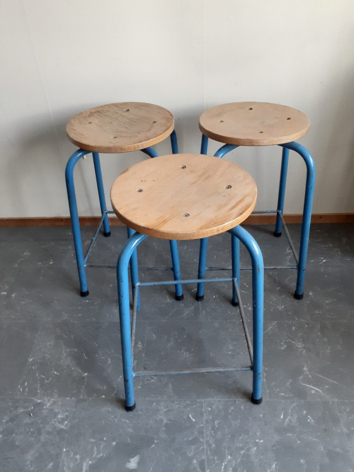 Set van 3 blauwe krukken met houten zitting, Ophalen