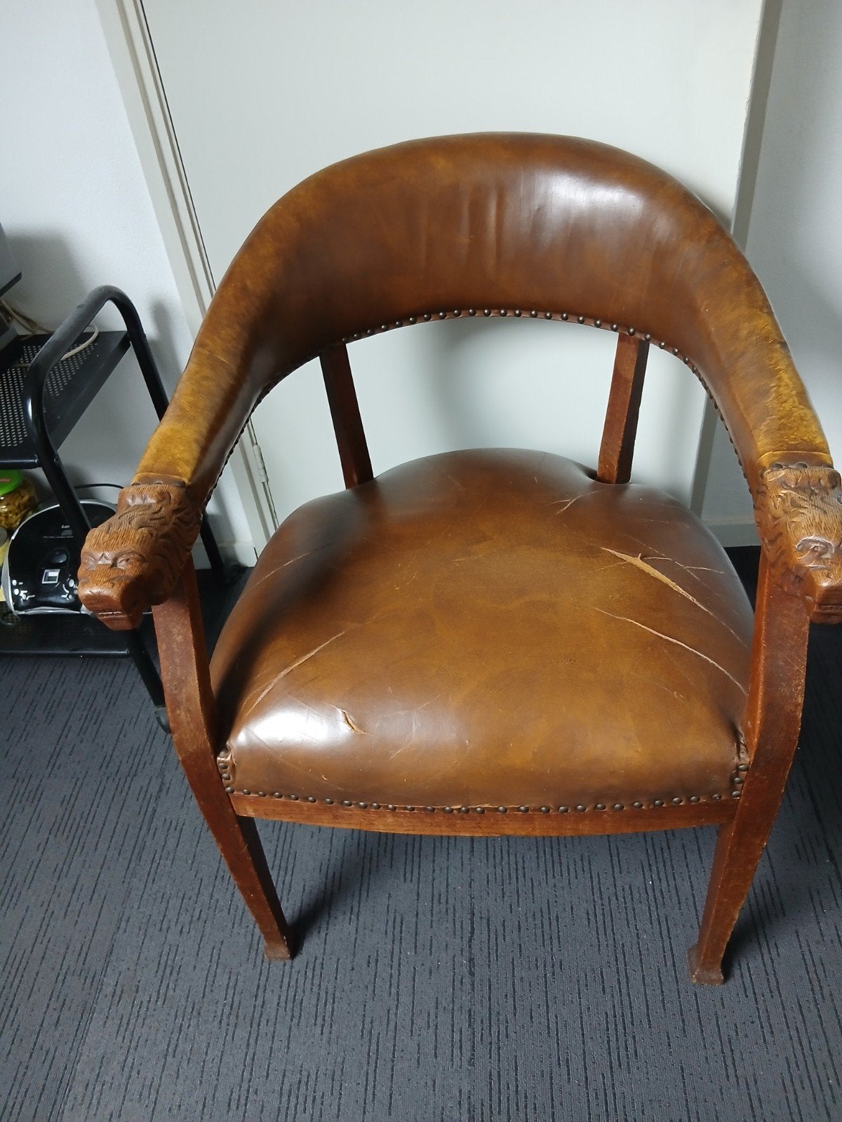 antieke stoel met leeuwenkoppen, Ophalen