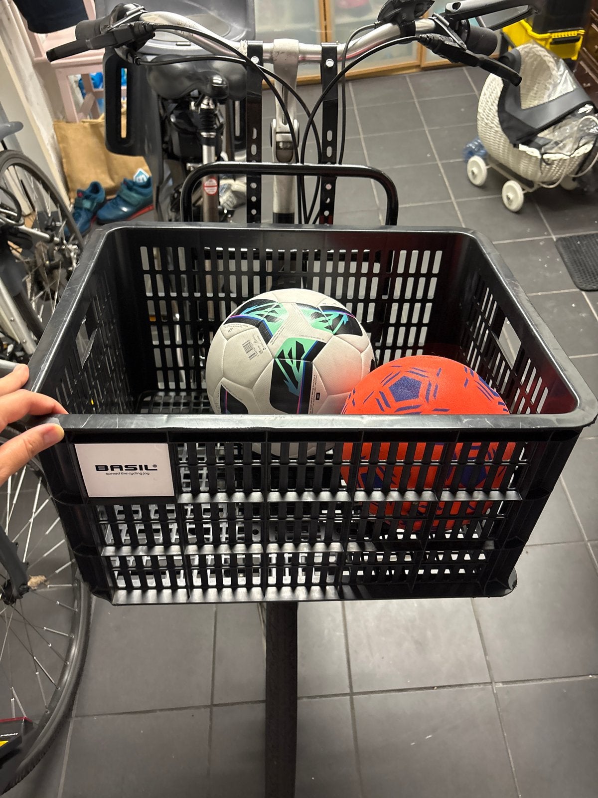 Grote Basil fietsmand (eventueel met fietsbeugel), Fietsen en Brommers, Fietsaccessoires | Fietsmanden, Ophalen, Gebruikt, Fietsmand
