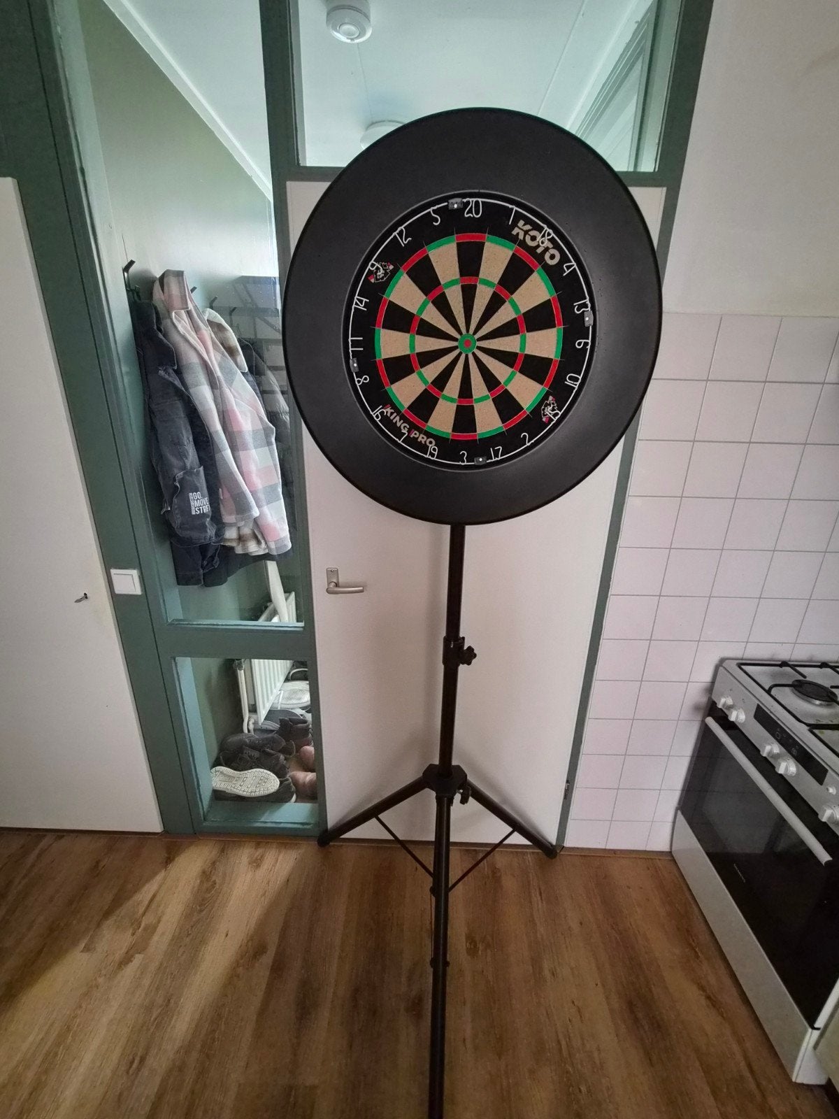 Koto King Pro dartbord met standaard en Navy Strikes Pijlen, Sport en Fitness, Darts, Ophalen, Gebruikt, Dartbord met pijlen