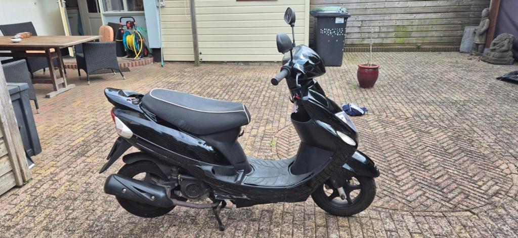 Turbho scooter met lichte gebruikerssporen, Fietsen en Brommers, Ophalen of Verzenden, Gebruikt, Benzine, Overige merken