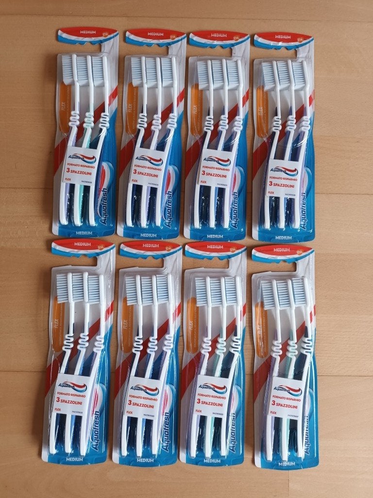 Nieuwe tandenborstels Aquafresh medium, 24 stuks., Sieraden, Tassen en Uiterlijk, Uiterlijk | Mondverzorging, Ophalen of Verzenden