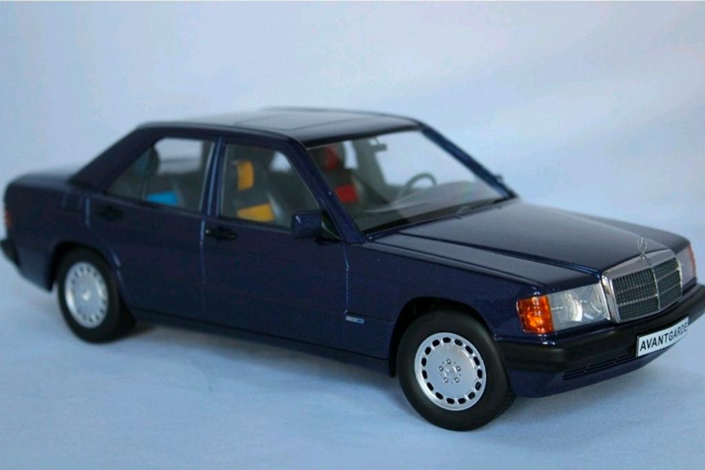Triple9 Mercedes 190E 2.3 1993 Avantgarde Blue W201 1:18, Hobby en Vrije tijd, Modelauto's | 1:18, Ophalen of Verzenden, Zo goed als nieuw