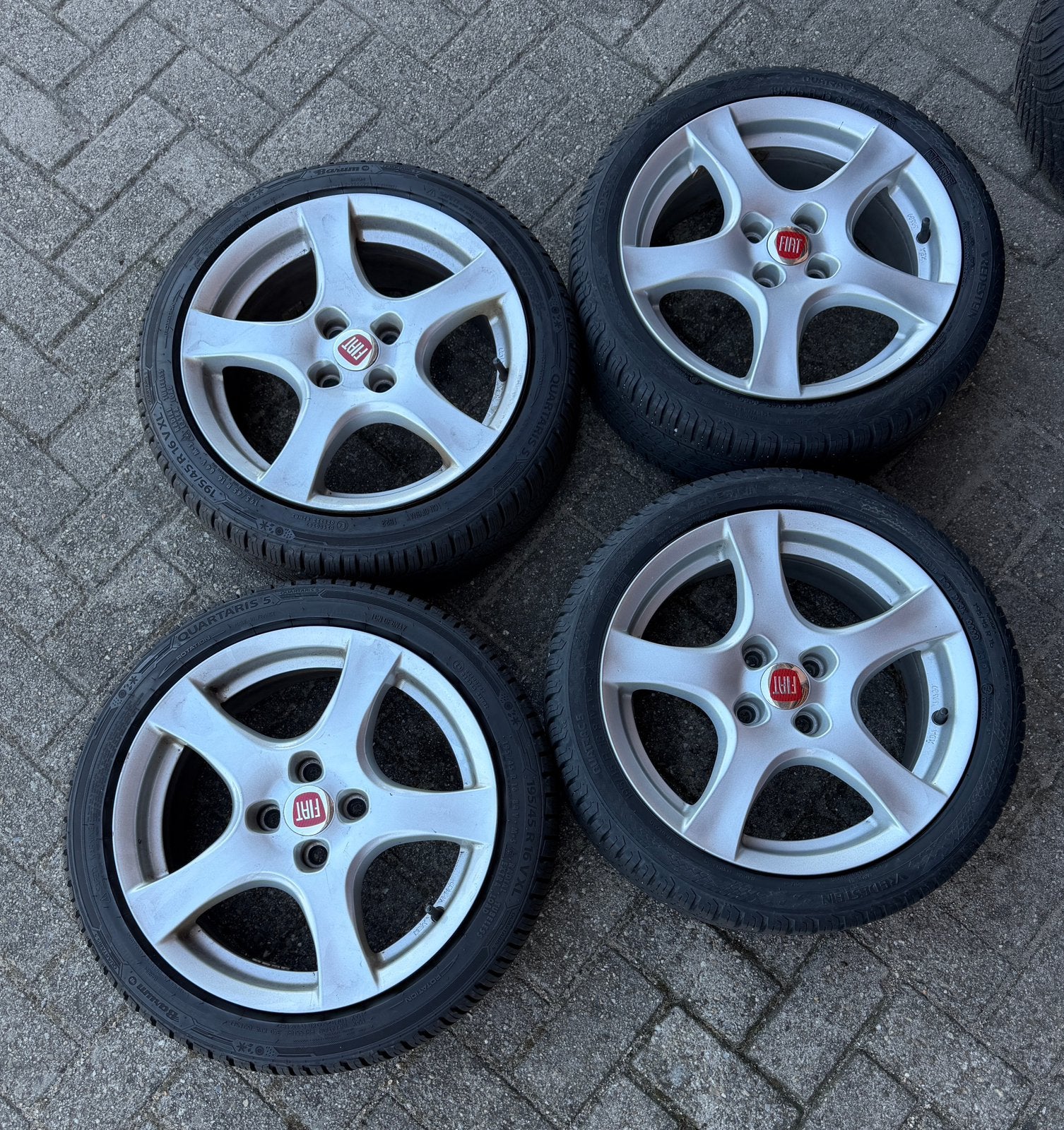 Fiat 500 16” set lichtmetalen velgen all season banden, Auto diversen, Ophalen, Gebruikt