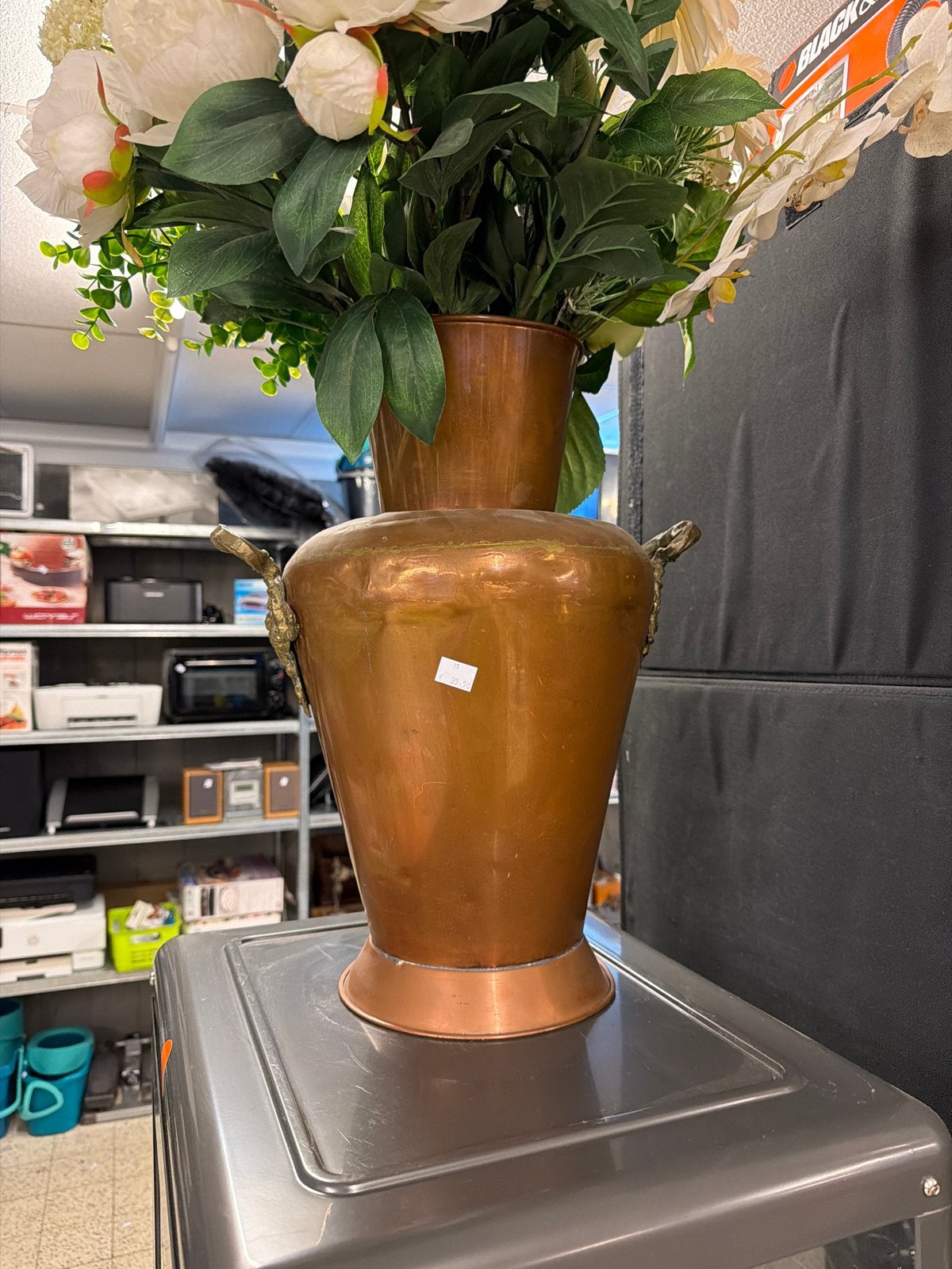 Koperen vaas met handvatten en kunstbloemen, Antiek en Kunst, Ophalen