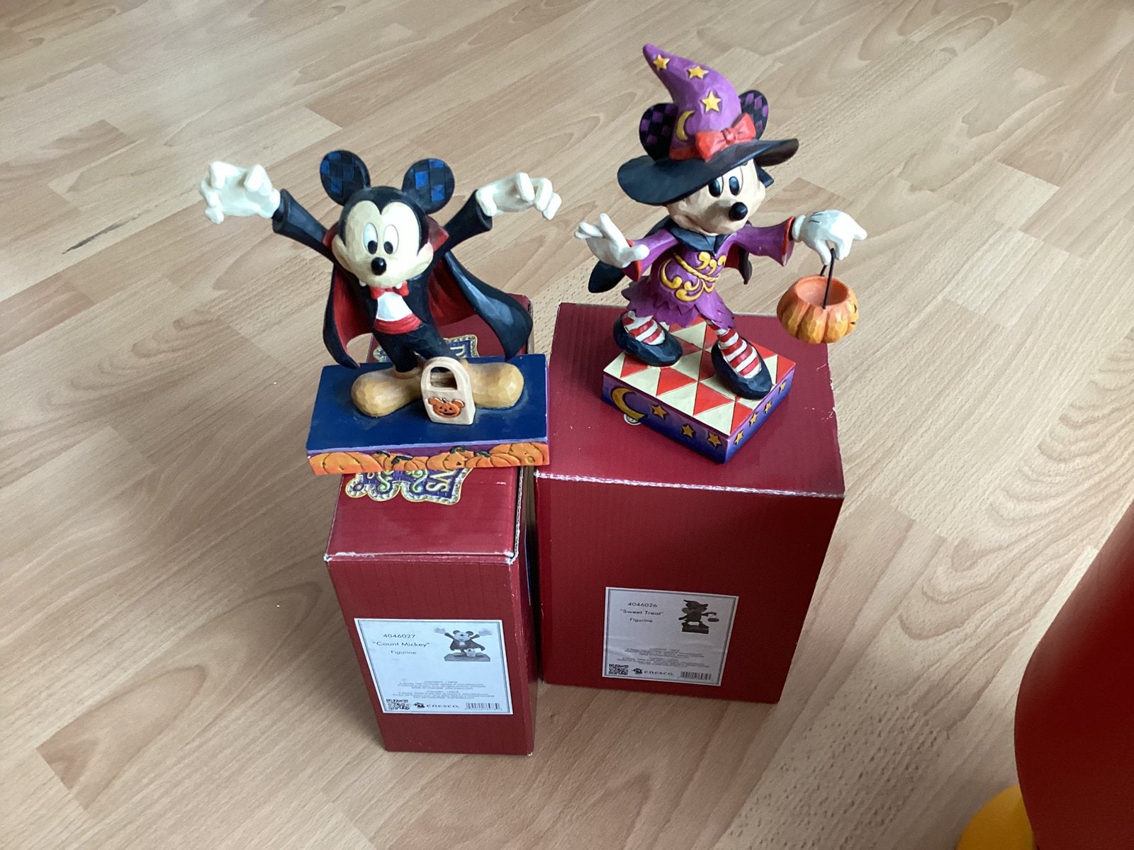Disney traditions halloween mickey en minnie retired, Verzamelen, Ophalen, Mickey Mouse, Beeldje of Figuurtje