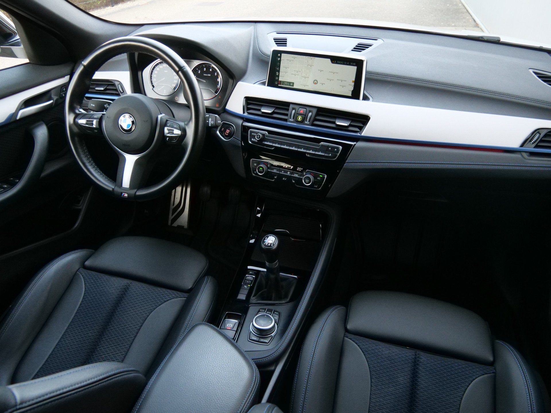 BMW X2 sDrive18i High Executive M-Sport 19 Inch / LED / Trek, Auto's, BMW, Voorwielaandrijving, Gebruikt, Leder en Stof, Wit